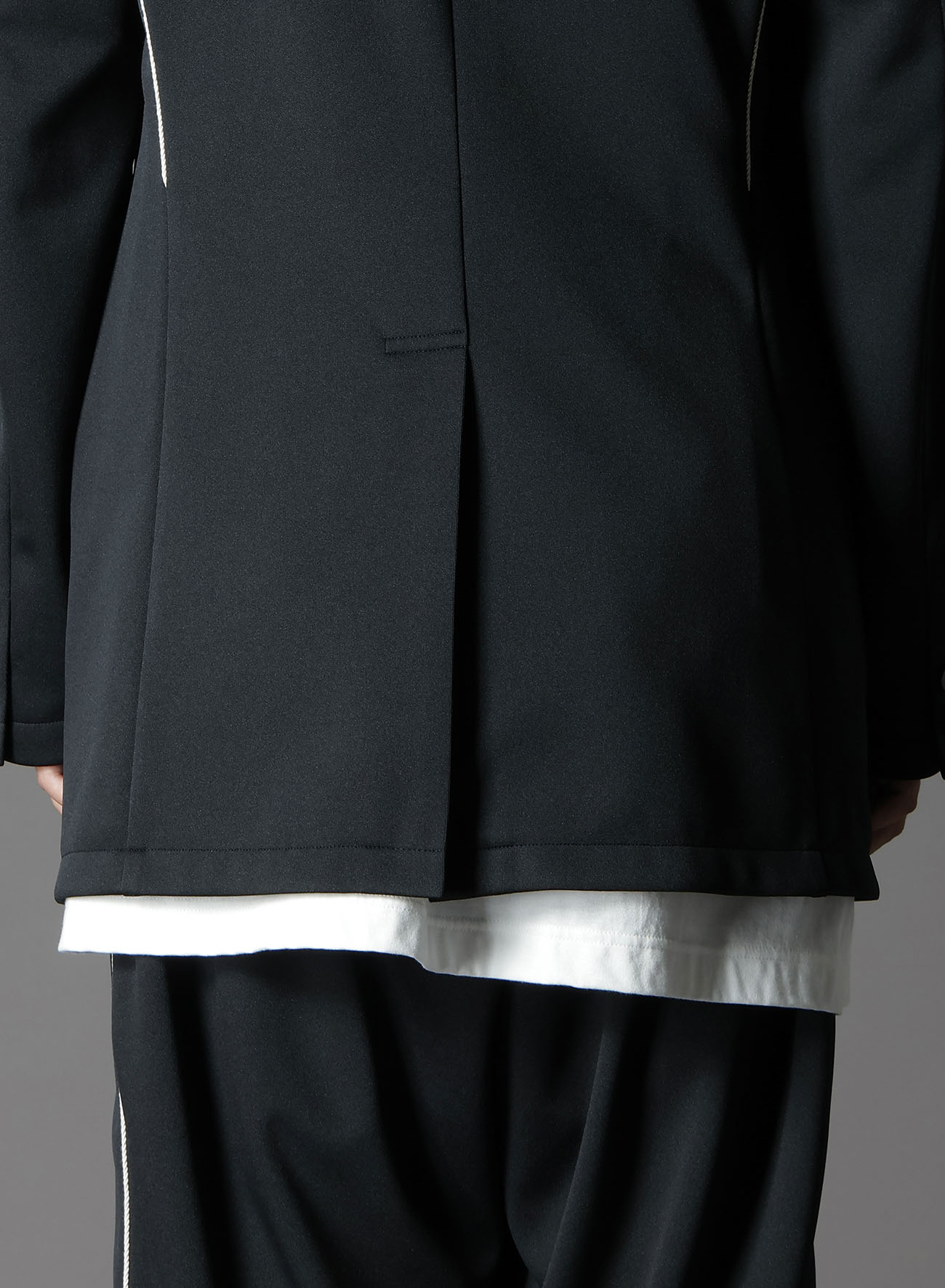 【1/17 10:00(JST) Release】POLYESTER SMOOTH SWITCHING PIPING JACKET