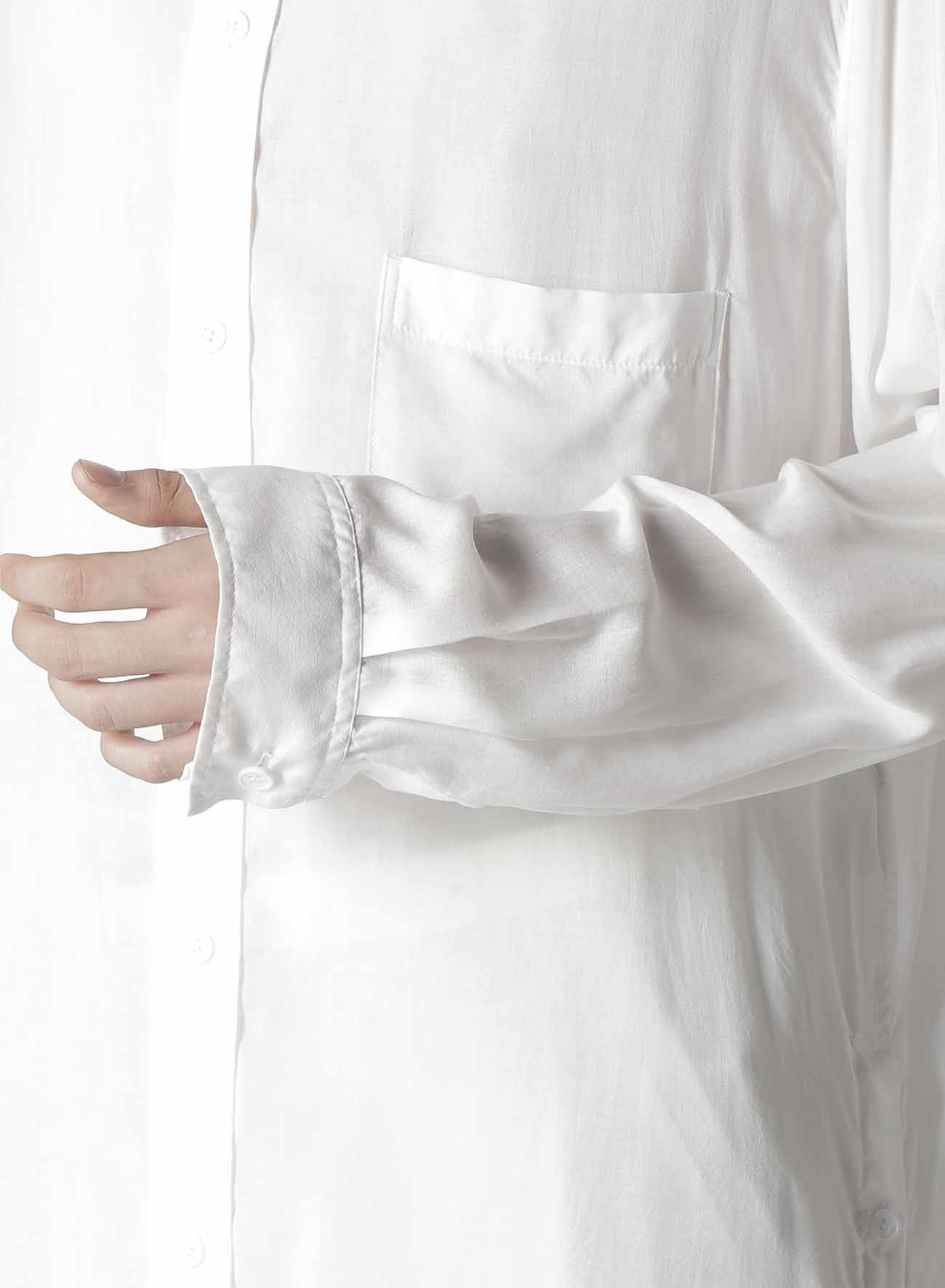 【Launching 10:00(JST), Jan 11】WHITE 80 MODAL LAWN BACK PANELED SLIT BLOUSE