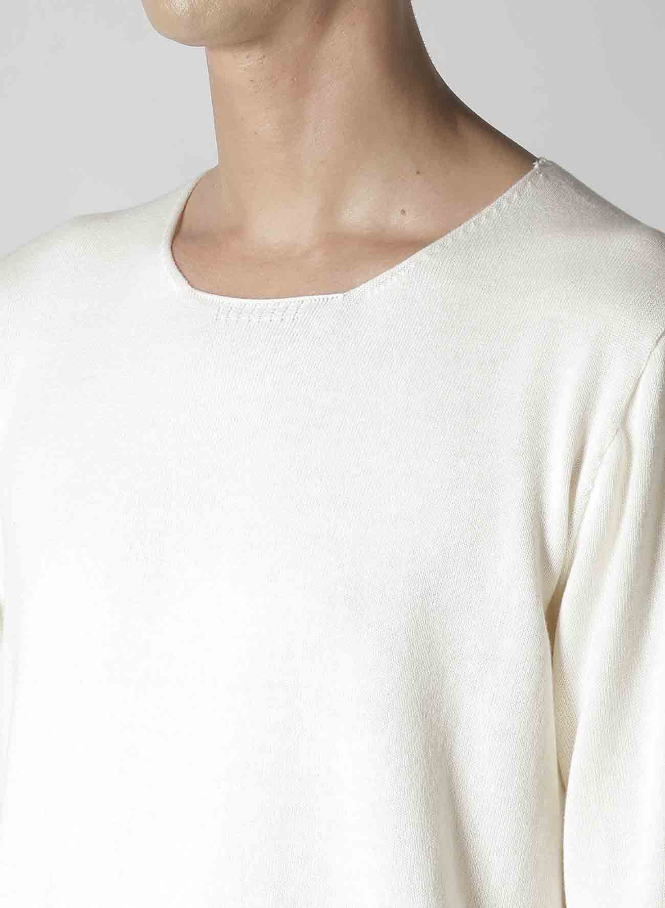 ROUND NECK KNIT WITH EMBROIDERY