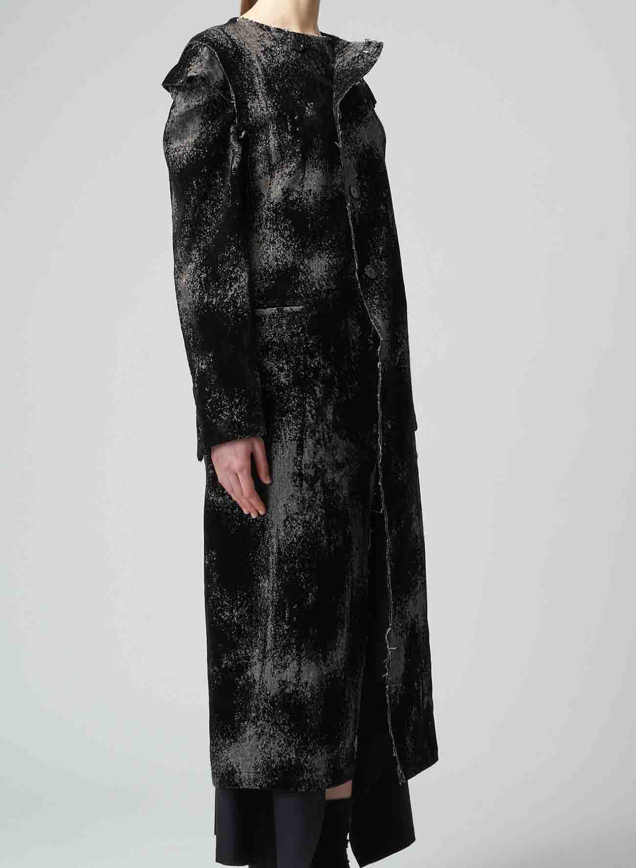 COAT WITH GUSSETED SLEEVES