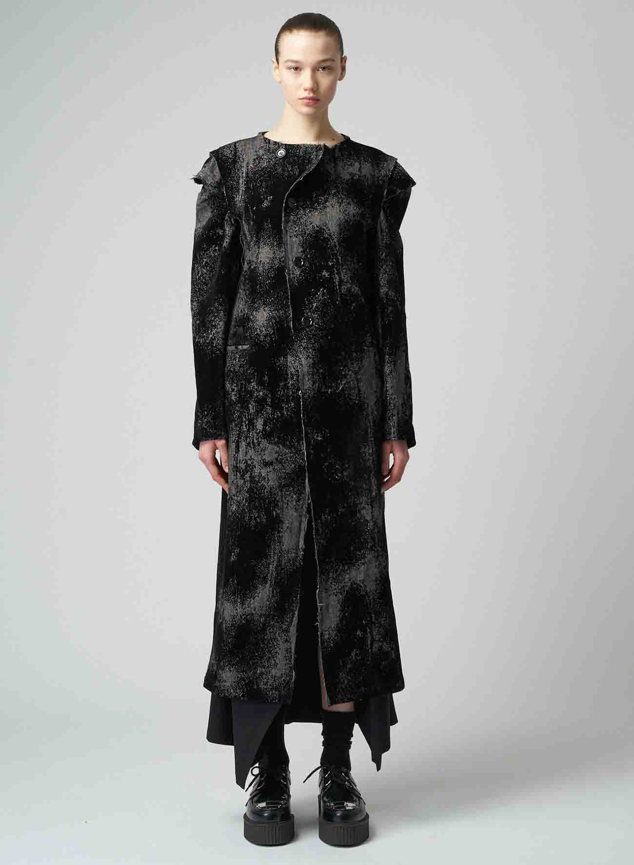 COAT WITH GUSSETED SLEEVES