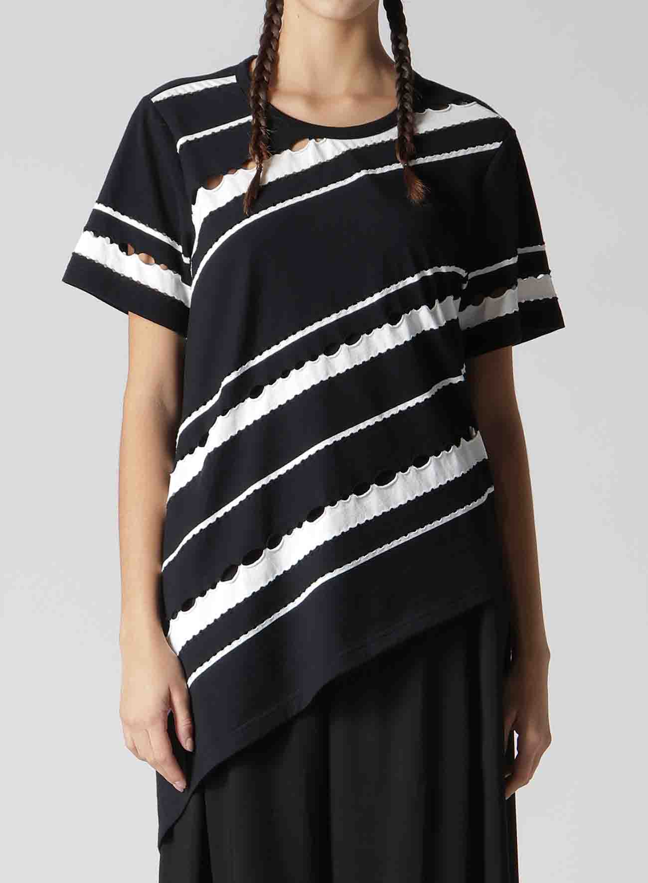 HOLED BORDER PATTERN SQUARE HEM T-SHIRT