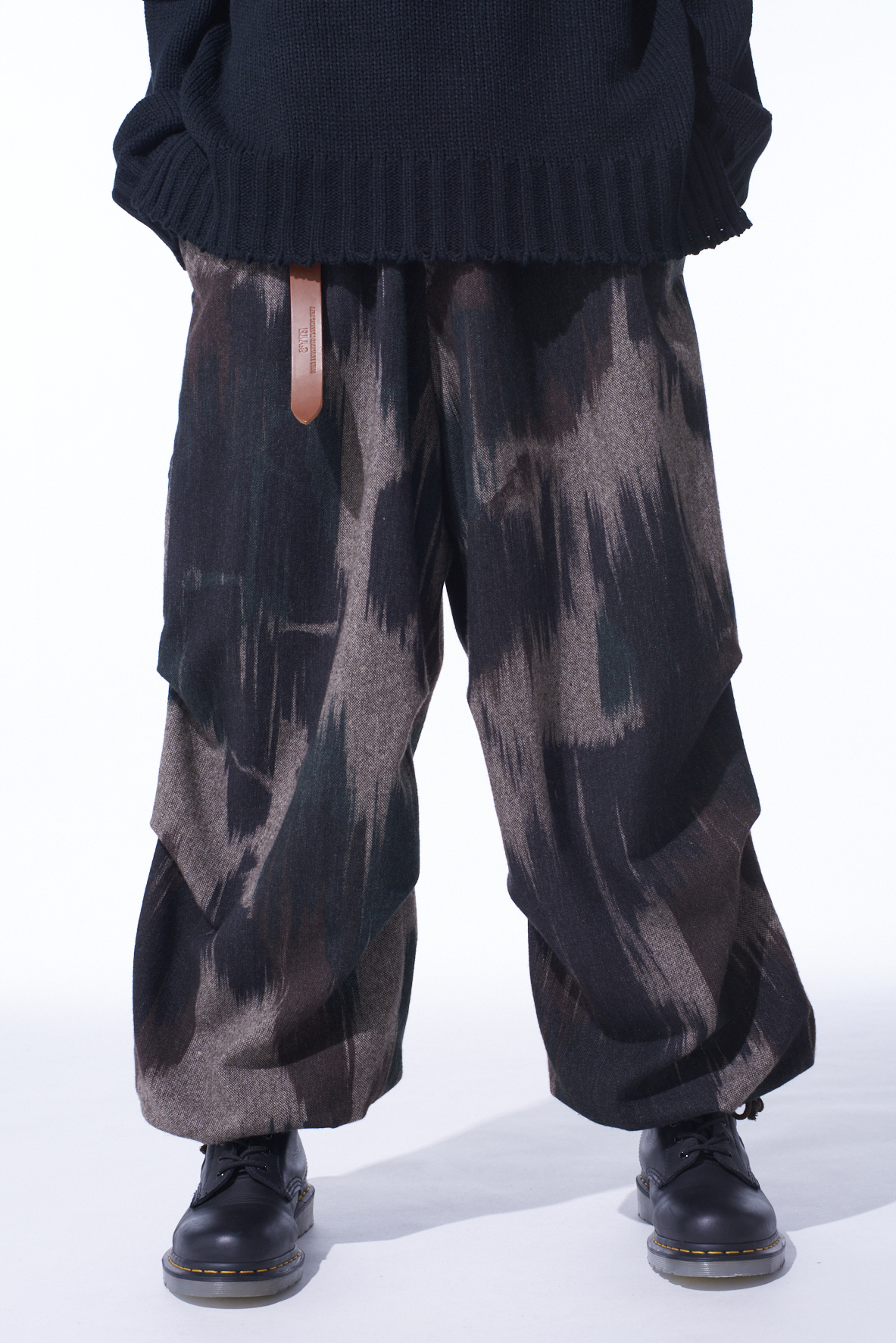 CAMOUFLAGE TWEED KNEE TUCK WIDE PANTS