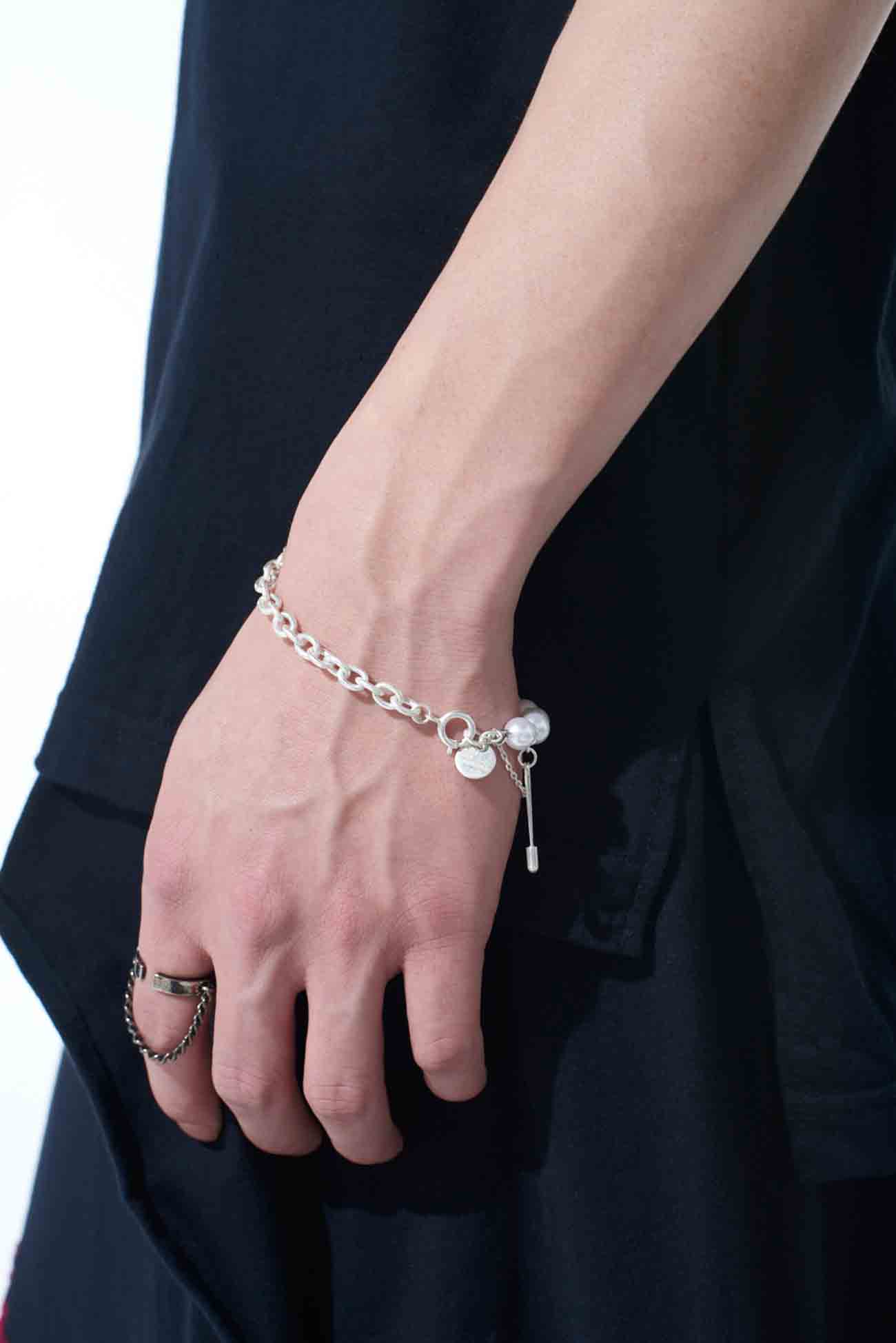 SAFETY PINS IMITATION PEARL BRACELET