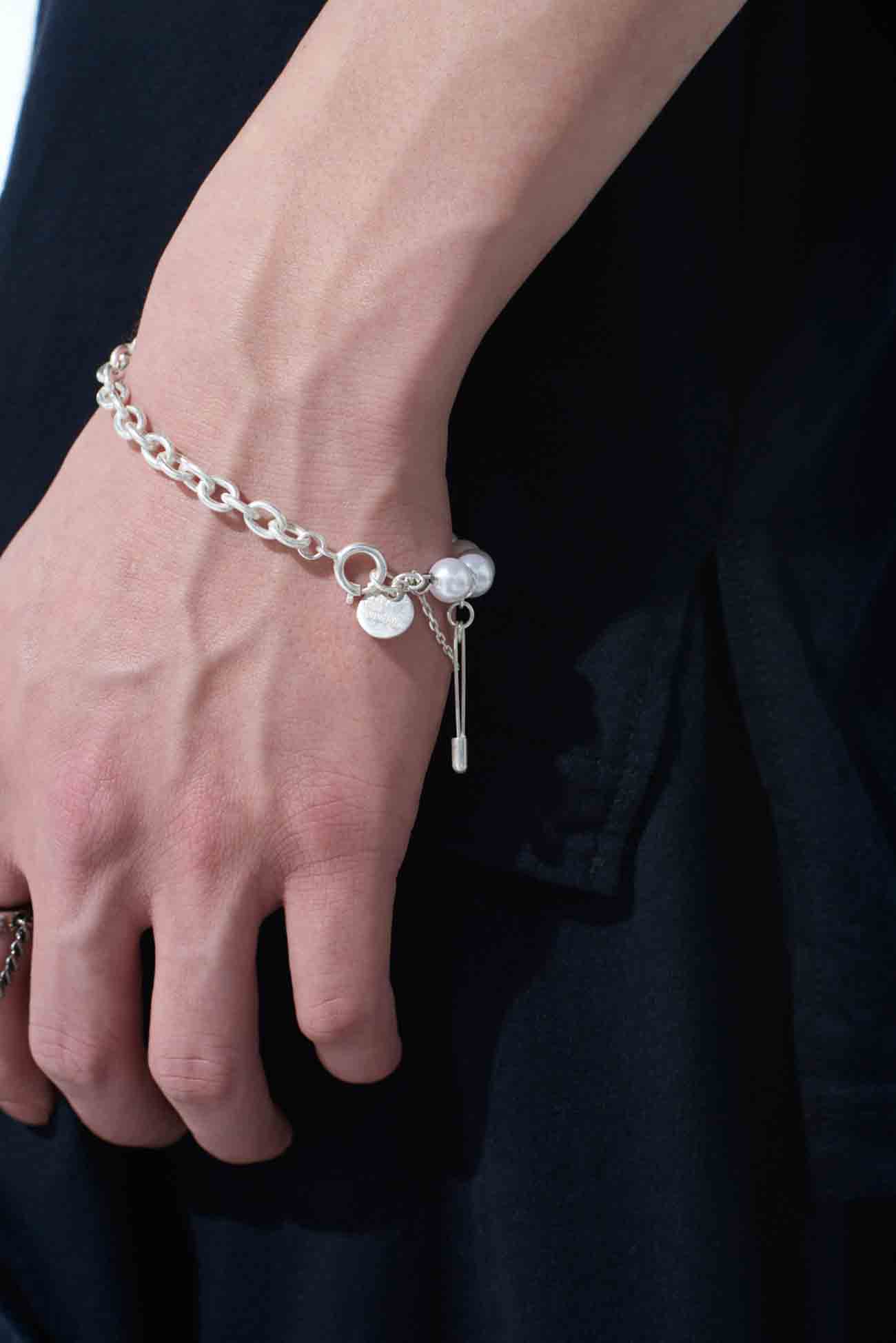 SAFETY PINS IMITATION PEARL BRACELET