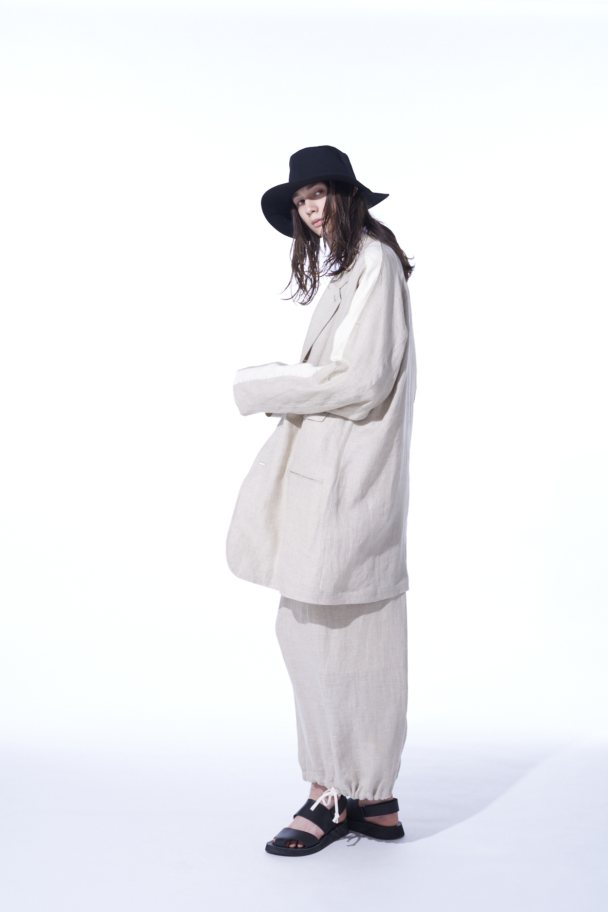 LINEN GAUZE DUAL FABRIC OVERSIZED RAGLAN SLEEVED JACKET WITH CUT-OUT DESIGN