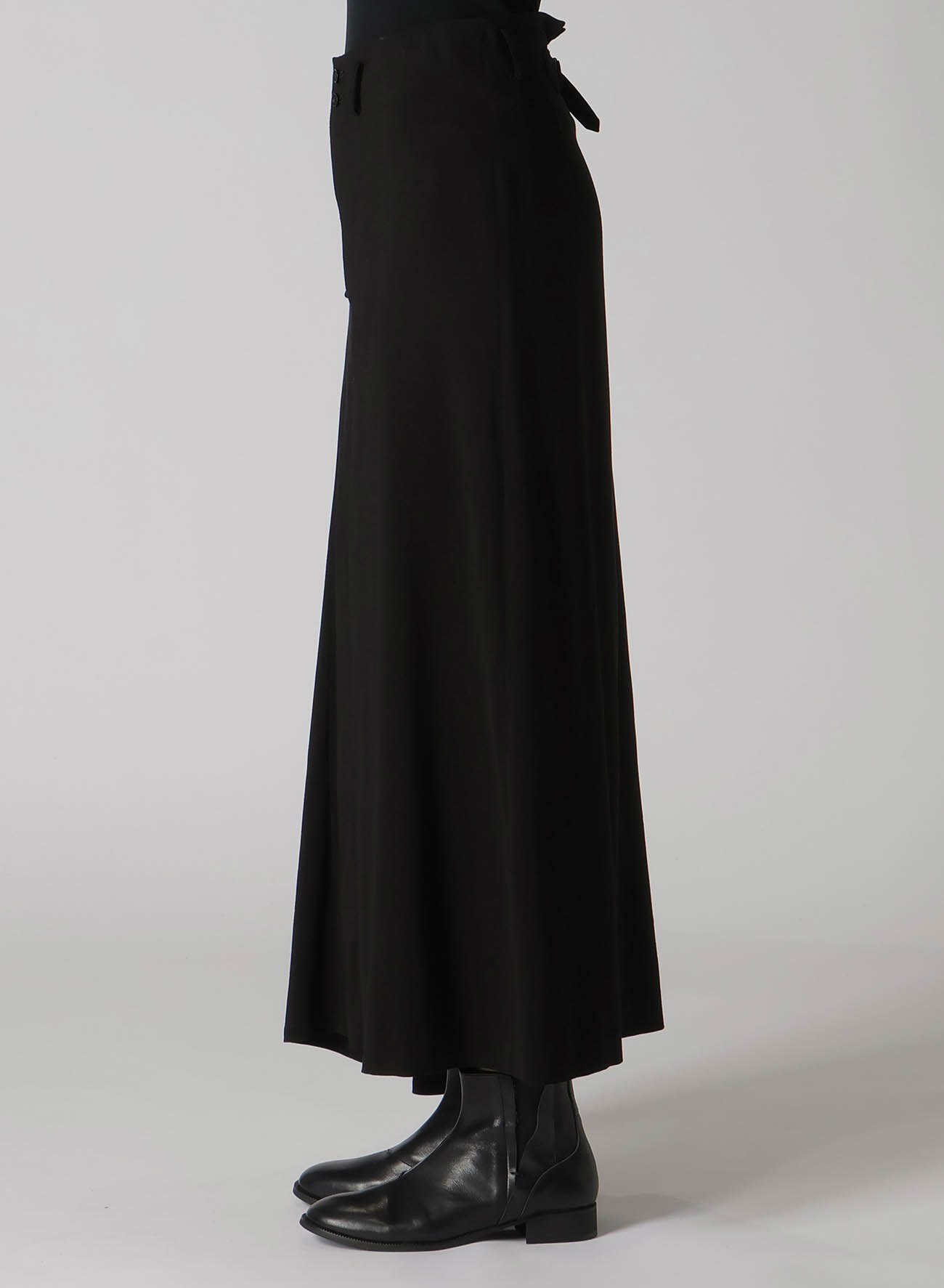 HARD TWISTED GABARDINE RIGHT SIDE FLARE SKIRT