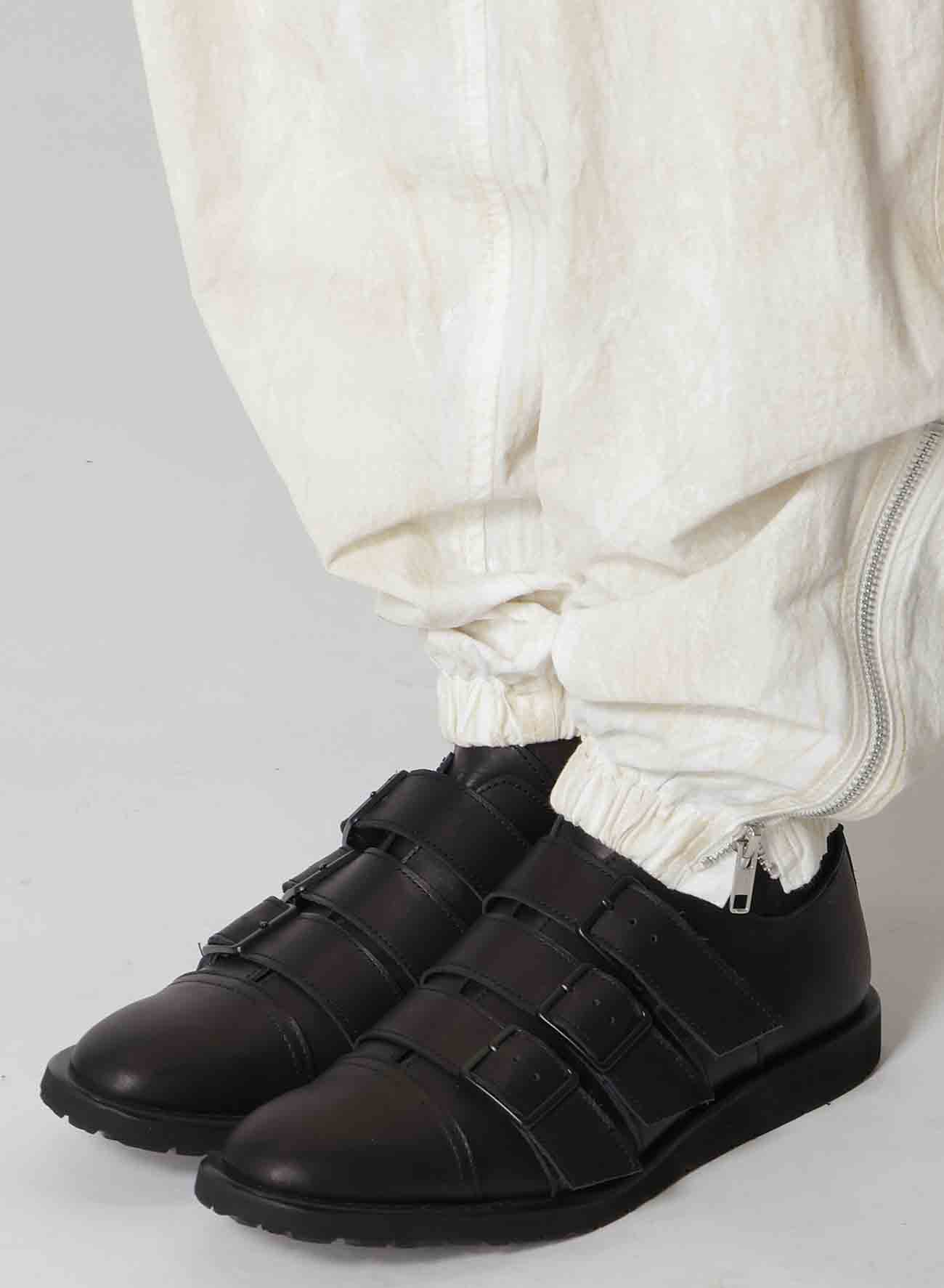 MATTE SMOOTH LEATHER BELTED SHOES